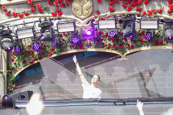 Conro hebt seinen Arm und schafft die Party-Atmosphäre am ersten Tag von Tomorrowland