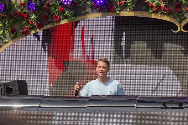 Conro spricht den Festivalbesucher an mit großem Visual im Hintergrund