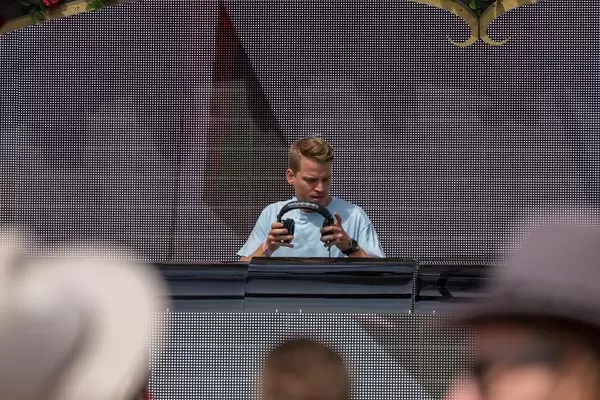 Conro startet sein Set im Rose Garden Stage des Tomorrowland Festivals in Boom, Belgien