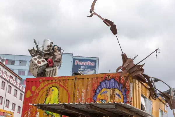 Container im Odonien mit Pascha Könl im Hintergrund