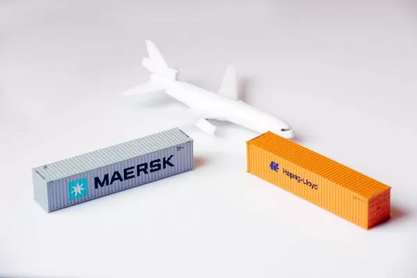 Container zum Transport und Frachtflugzeug