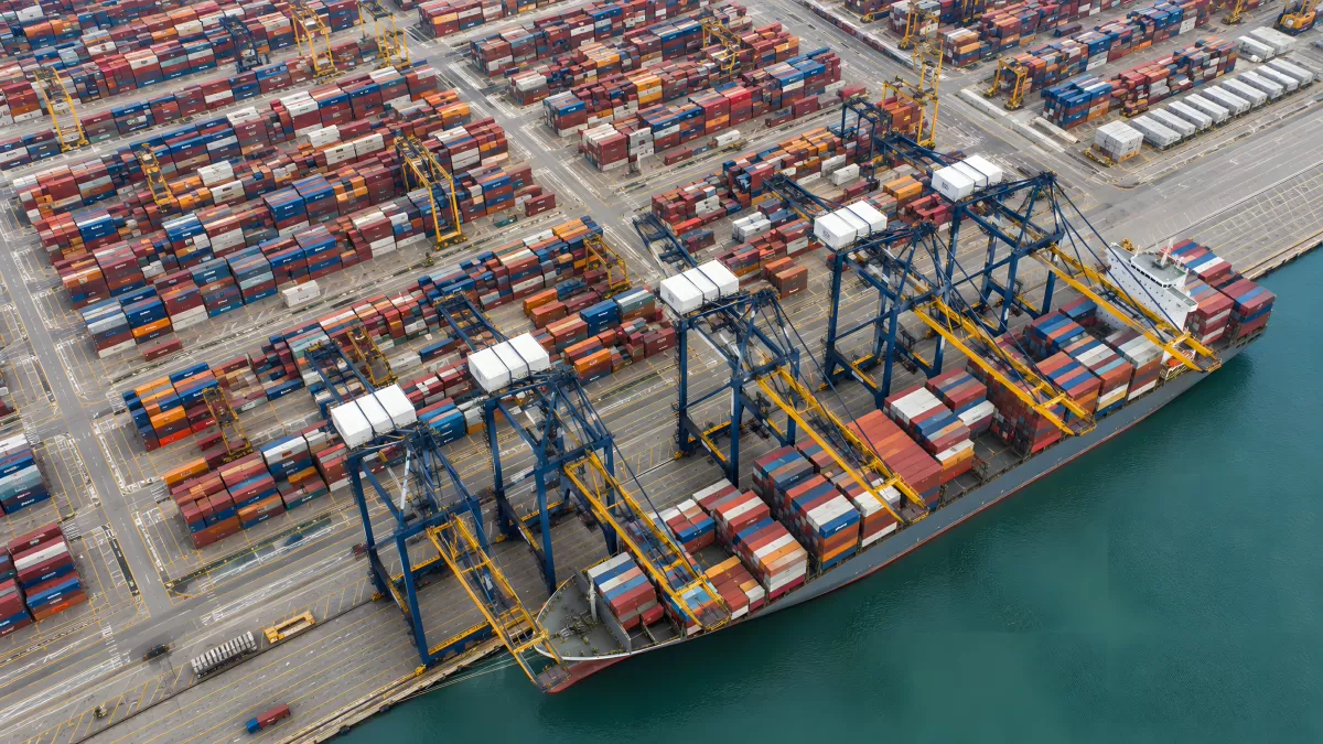 Containerhafen aus der Vogelperspektive mit Frachtschiffen