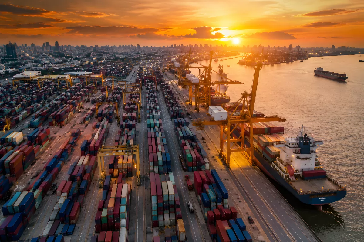 Containerhafen bei Sonnenuntergang aus der Vogelperspektive