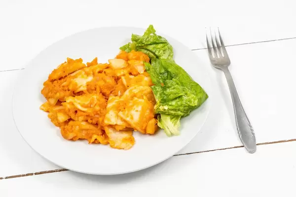 Cooked Dough with Paprika and Onions and Lettuce Salad (Flip 2020)