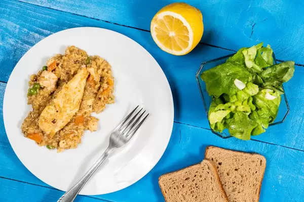 Cooked Integral Rice served with Chicken Meat (Flip 2020)