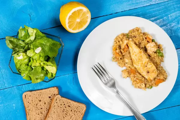 Cooked Integral Rice served with Chicken Meat