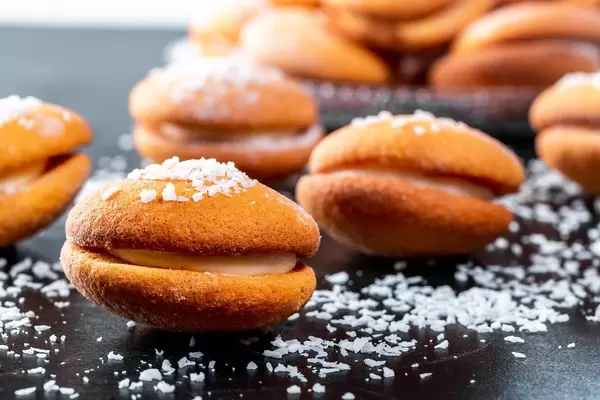 Cookies with cream and coconut