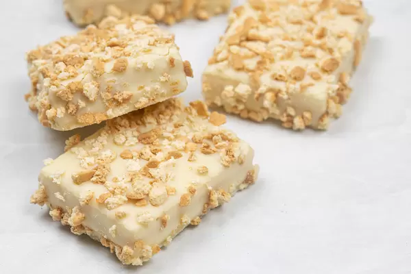 Cookies with white chocolate and crunched biscuits