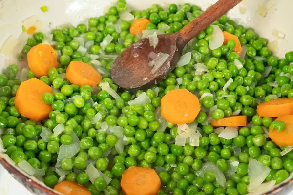 Cooking Green Peas with Carrot in the frying pan