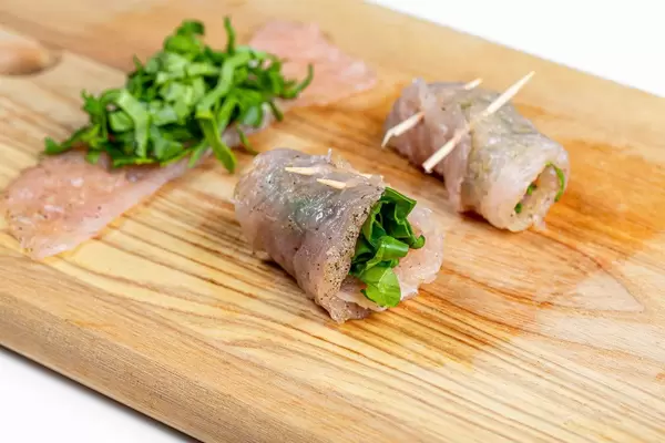 Cooking meat rolls with spinach