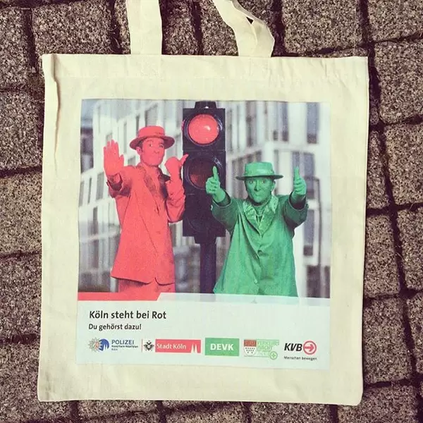 Cool. Was geschenkt bekommen! Stehe auch bei Rot. Meistens. ? #thisiscologne #kvb #koellelive #redlight #instapic #? #happy