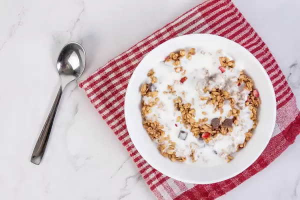 Cornflakes-Müslis mit Schokolade, Erdbeerstückchen und Joghurt