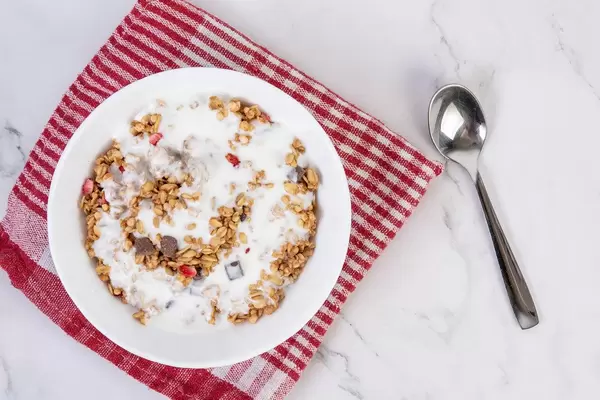 Cornflakes with Chocolate and Strawberries and Yogurt (Flip 2019)