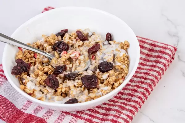 Cornflakes with Chocolate Strawberries and Cranberries (Flip 2019)