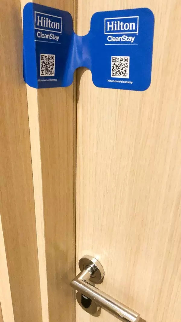 Corona-Maßnahmen im Hilton Hotel: Siegelaufkleber CleanStay verweist auf desinfizierte und gereinigte Hotelzimmer