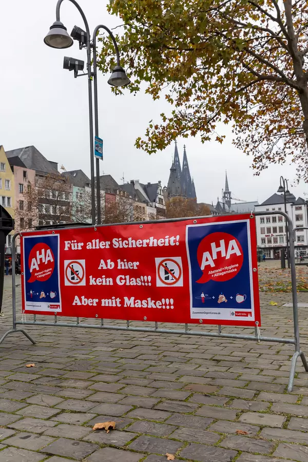Corona-Pandemie: Keine Karnevalsveranstaltungen am 11.11.2020 in Köln. Der gesperrte Heumarkt