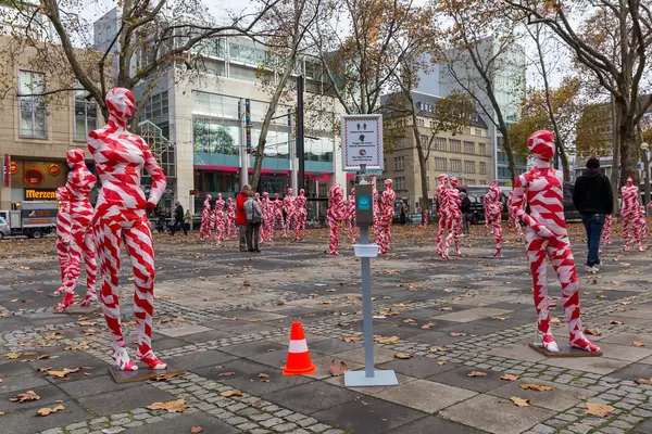 Corona-Regeln und Desinfektionsmittelspender am Neumarkt, Köln. Die Installation "It is like it is"