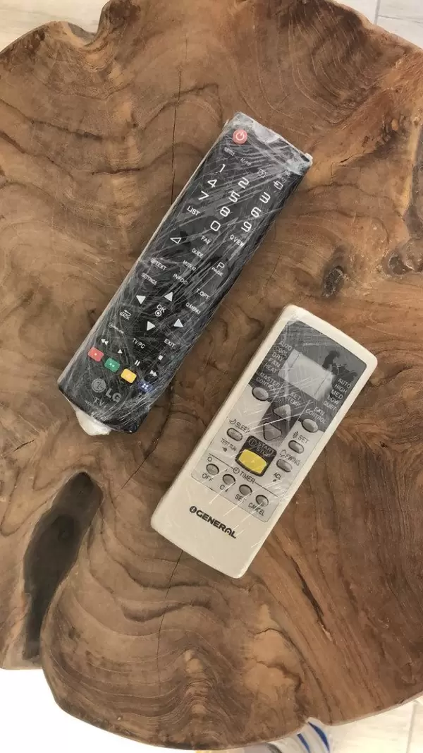 Corona-Schutzmaßnahmen für Touristen im Urlaub: In Plastik eingewickelte Fernbedienungen auf dem Hotelzimmer