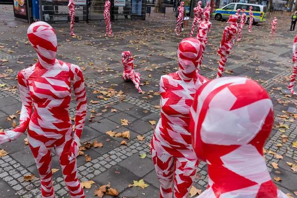 Corona und Kunst in Köln: Installation "It is like it is" mit Schaufensterpuppen in Absperrband umwickelt