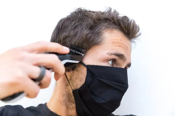 Corona-Zeiten: Maske tragen und die Haare mit dem Philips QC5115/15 Haarschneider zuhause schnell und einfach schneiden