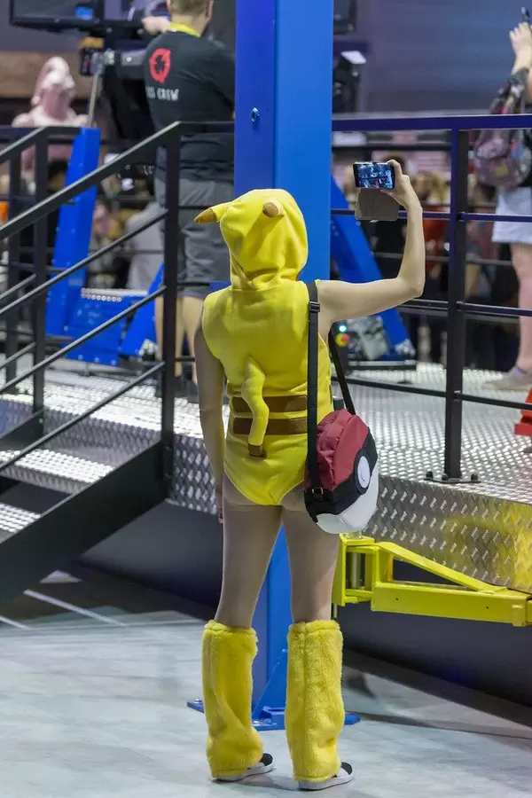 Pikachu-Cosplay auf der Gamescom: Frau im Kostüm mit Poke-Ball-Tasche