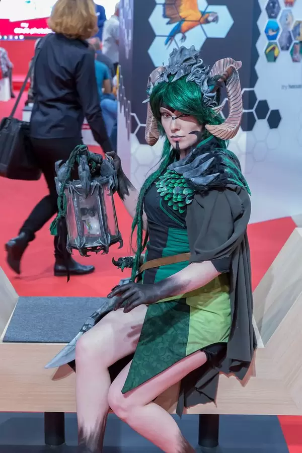 Cosplay Frauen-Puppe mit Hörnern und Laterne an der Photokina in Köln