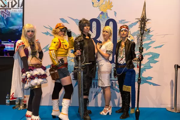 Cosplayer auf Final Fantasy-Stand