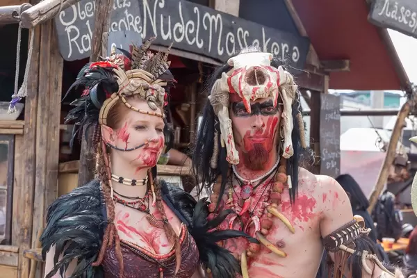 Cosplayer gekleidet als Barbaren vor einer Imbissbude