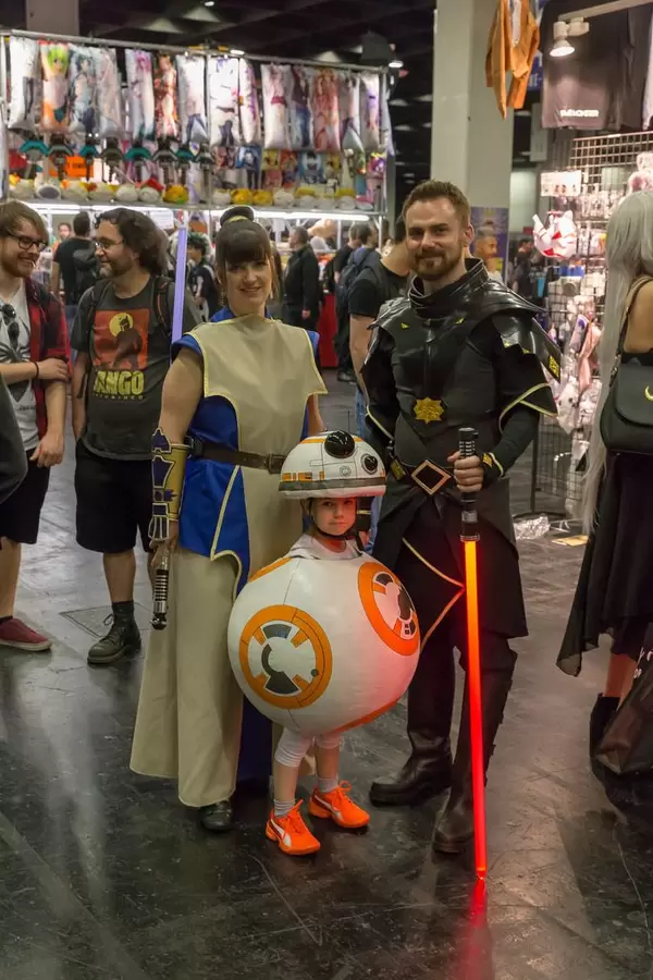 Cosplayer gekleidet als Jedi-Meister und Sith-Lord