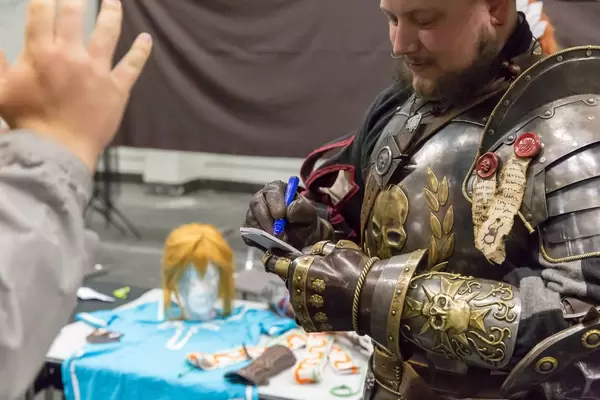 Cosplayer gibt ein Autogramm