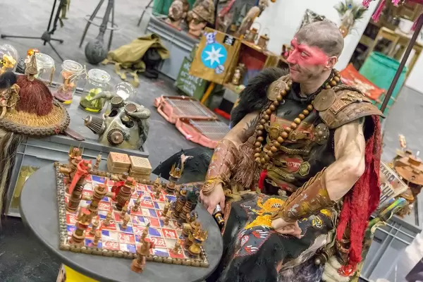 Cosplayer spielt Barbaren-Schah