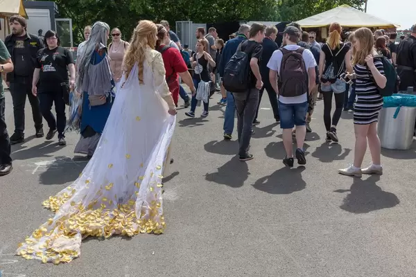 Cosplayer und gewöhnlich gekleidete Besucher bei der Role Playing Convention