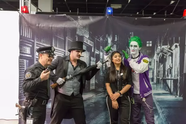 Cosplayer verkleidet als Charaktere aus dem Batman-Universum