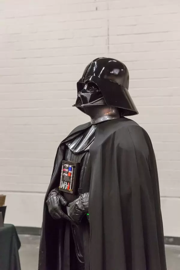 Cosplayer verkleidet als Darth Vader aus Star Wars