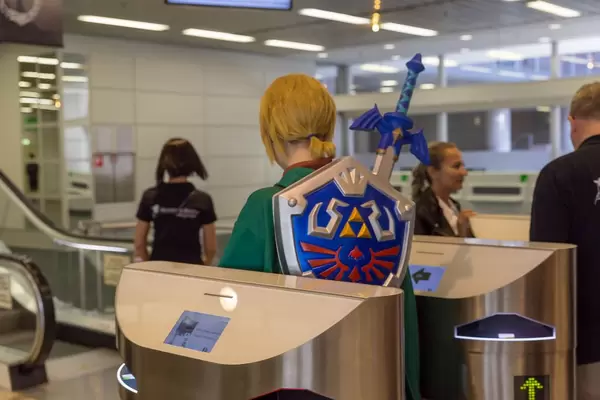 Cosplayer verkleidet als Link aus The Legend of Zelda