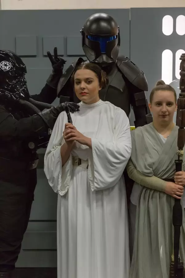 Cosplayer verkleidet als Prinzessin Leia und andere Star Wars Charaktere