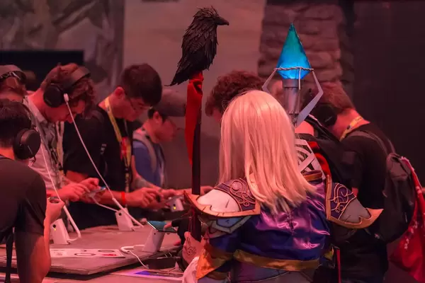 Cosplayerin gekleidet als Magierin am Messestand von Torchlight Frontiers