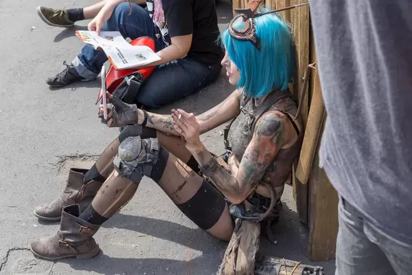 Cosplayerin macht ein Selfie