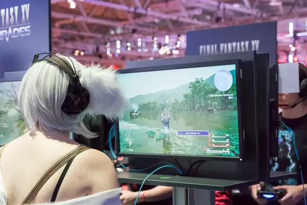 Cosplayerin spielt Final Fantasy XV - Gamescom 2017, Köln