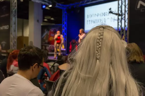 Cosplayerin wartet auf die Autogrammstunde