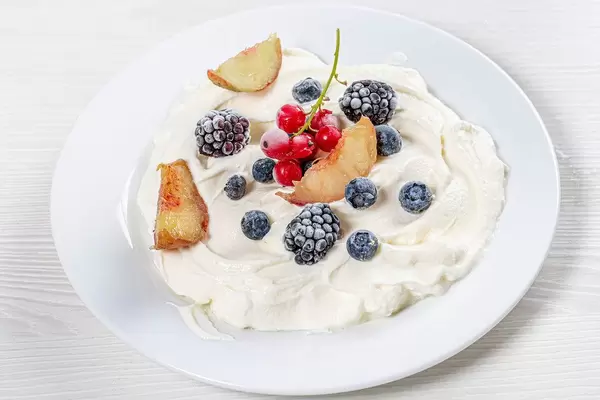 Cottage cheese dessert with fresh berries (Flip 2019)