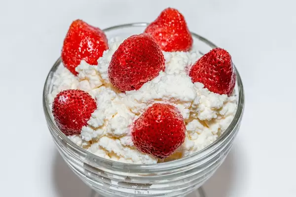 Cottage cheese with fresh strawberries  Flip 2019
