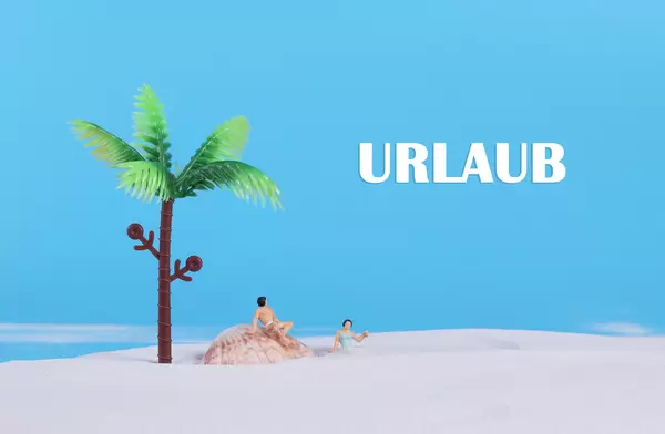 Couple at sandy beach and Urlaub text