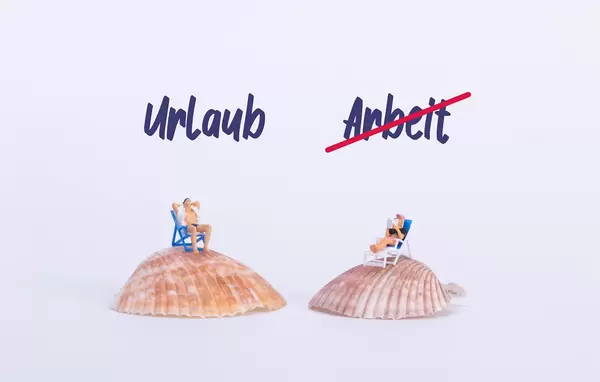 Couple sitting in deck chairs on sea shell with Urlaub and crossed Arbeit text