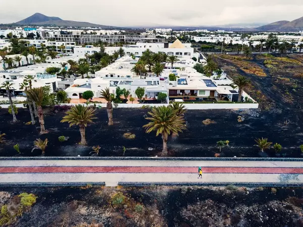 Couple walking beside the resort city in Canary Islands / Paare, die neben der Urlaubsstadt in Kanarischen Inseln gehen