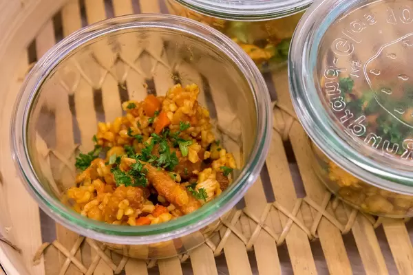 Cous-Cous Salat mit Hähnchenbrust und grünen Kräutern, am Büffetstand des OMWest Barcamps von AXA in Köln