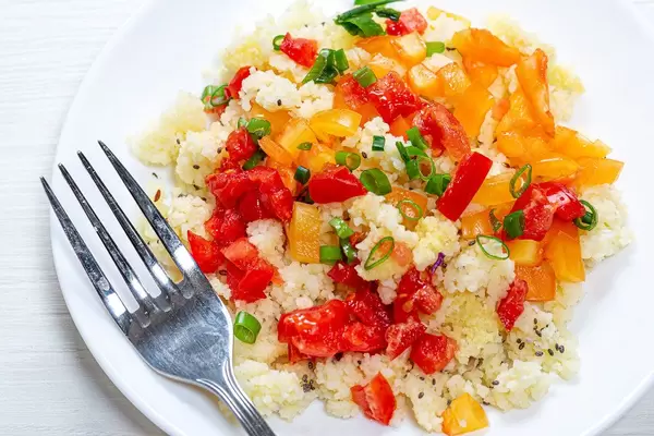 Couscous-Salat mit Paprika, Frühlingszwiebeln und Chiasamen