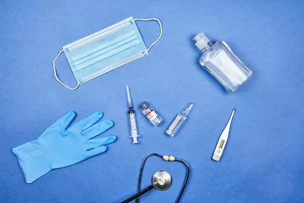 Covid-19 Impfstoff, Spritze, Ampulle, OP-Maske, Desinfektionsmittel, Einmalhandschuh, Stethoskop