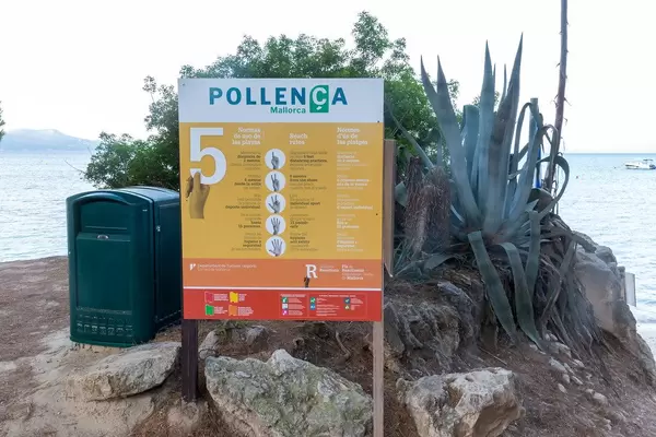 Covid19: social distancing rules for beaches in Spanish, English and Catalan at Pollença, Mallorca