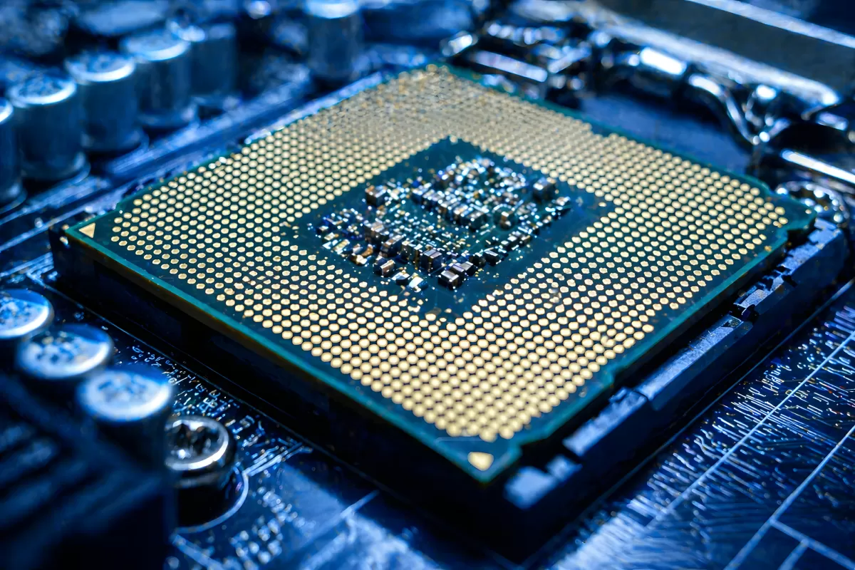 CPU-Prozessor auf Mainboard in blauem Licht